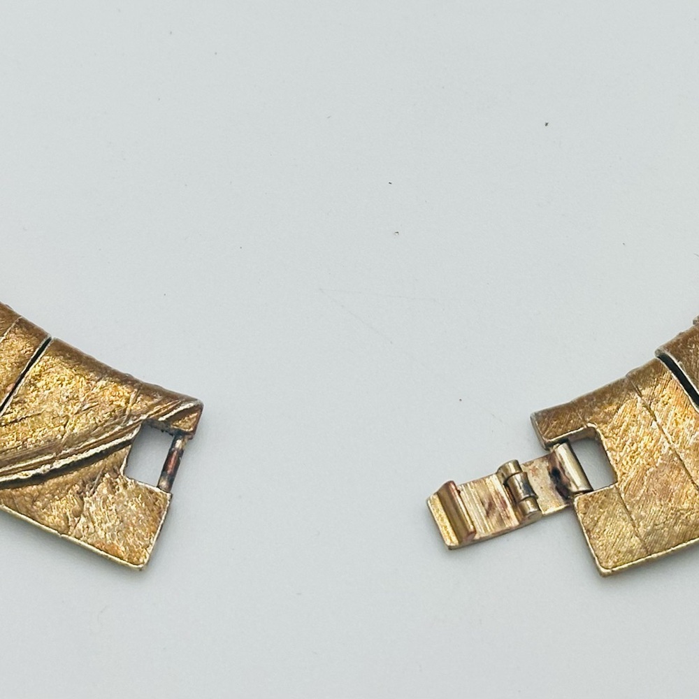 Vintage Les Bernard Egyptian Revival Bib Gold Tone Necklace Textured Statement - Picture 4 of 4